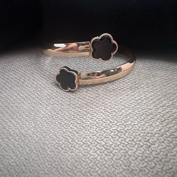 Necklace, earrings, ring and bangle bracelet set - Picture 5 of 7